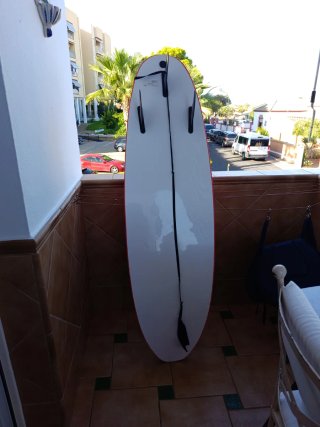 Tabla de surf roja y morada