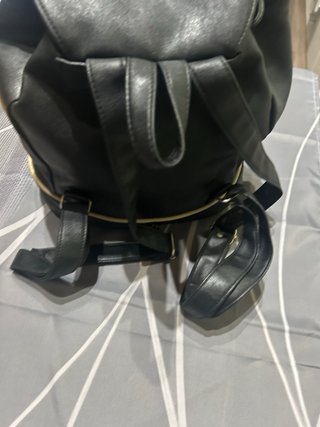 Zainetto donna nero stile secchiello con dettagli