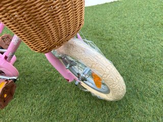 Bicicleta infantil rosa con cesta
