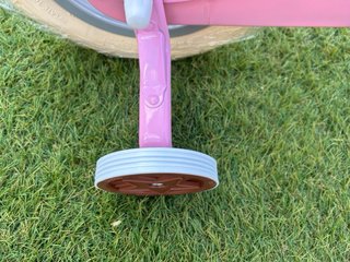 Bicicleta infantil rosa con cesta