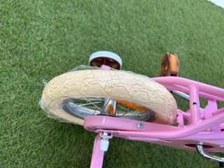 Bicicleta infantil rosa con cesta