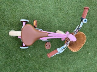 Bicicleta infantil rosa con cesta