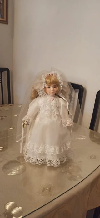 Muñeca de porcelana vestida de novia