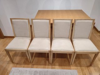 Sillas de comedor de madera y tela beige.