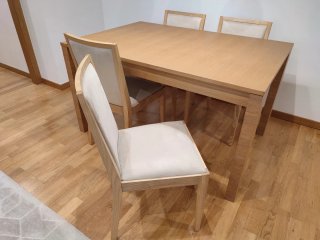 Sillas de comedor de madera y tela beige.