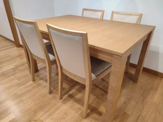 Sillas de comedor de madera y tela beige.
