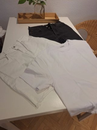 Pack 2 bermudas vaqueros y 1 camiseta blanca. ZARA