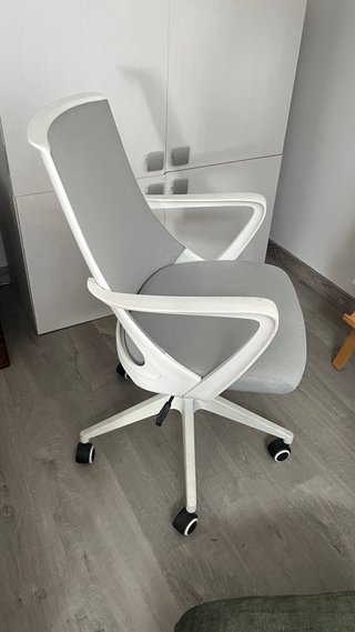 Silla de oficina giratoria blanca