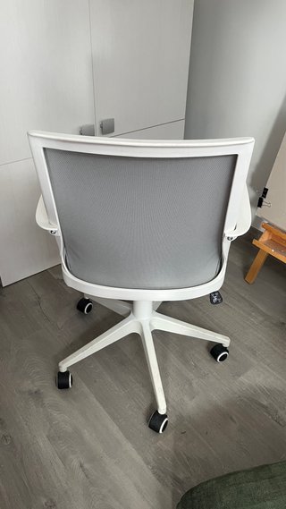 Silla de oficina giratoria blanca