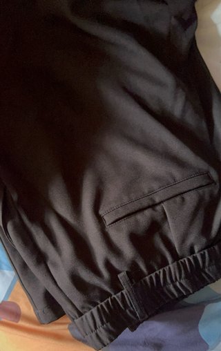 Pantalones anchos de vestir para hombre.