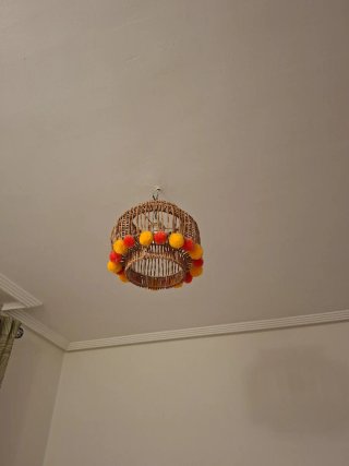 Lámpara de techo de mimbre con pompones