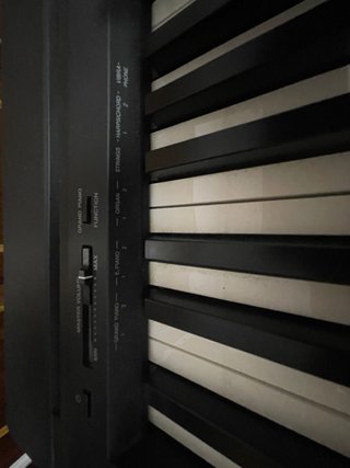 Piano Yamaha con accesorios