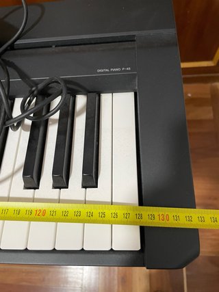 Piano Yamaha con accesorios