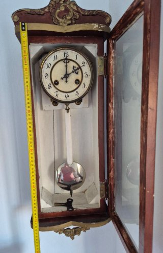 Reloj de pared antiguo de cuerda