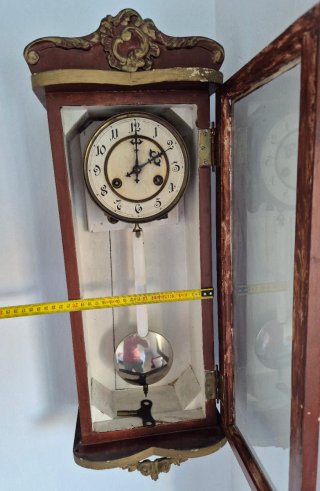 Reloj de pared antiguo de cuerda