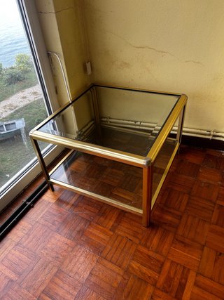 Mesa baja cristal y metal dorada. 60x60x42
