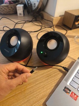 Altavoces Creative negros con luz púrpura