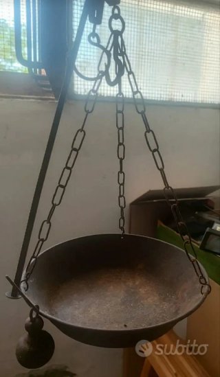 Tre antiche bilance a sospensione in ferro vintage