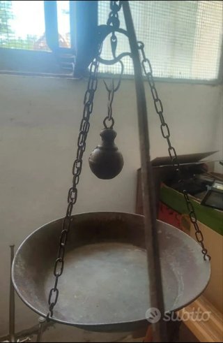 Tre antiche bilance a sospensione in ferro vintage