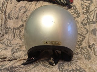 Casco de moto plateado con visera
