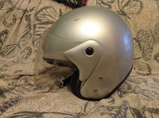 Casco de moto plateado con visera