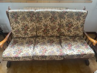 Dos Sofás rústicos floral tela y madera