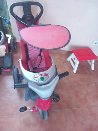 Triciclo infantil rojo y plateado