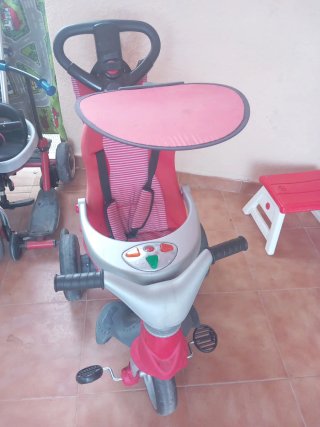 Triciclo infantil rojo y plateado