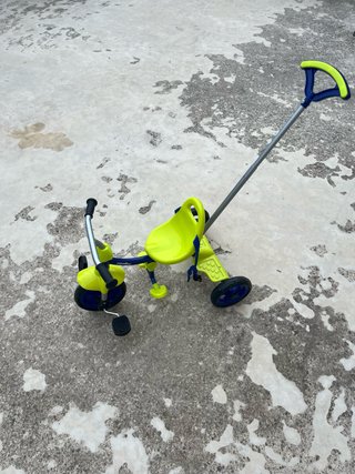Triciclo infantil con manillar. Marca jugettos