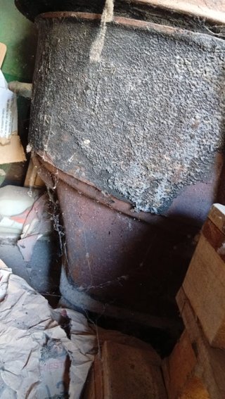 Antiguo caldero gigante para fundir grasa