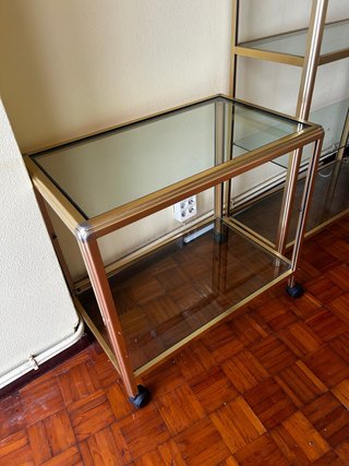 Mesa auxiliar cristal y metal dorado. 76x46x72