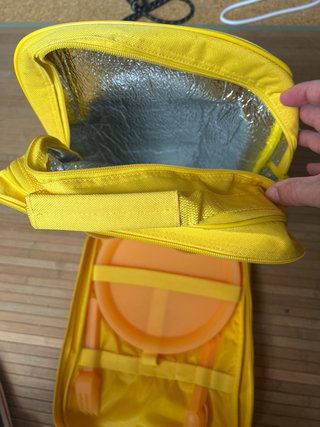 Mochila amarilla Schweppes picnic