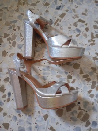 Zapatos de tacón plateados