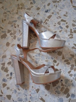 Zapatos de tacón plateados