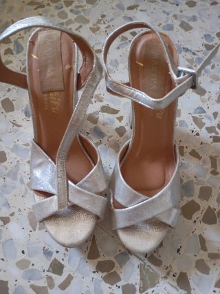 Zapatos de tacón plateados