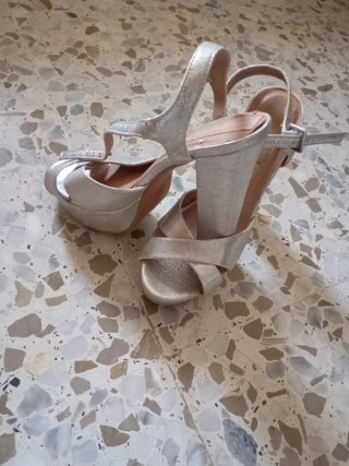 Zapatos de tacón plateados
