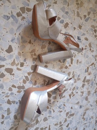 Zapatos de tacón plateados