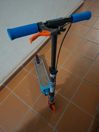 Patinete Decathlon azul y naranja