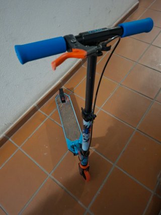 Patinete Decathlon azul y naranja