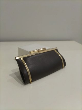 Monedero de piel marrón con detalles dorados