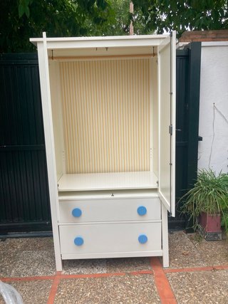 Armario de madera blanco con cajones