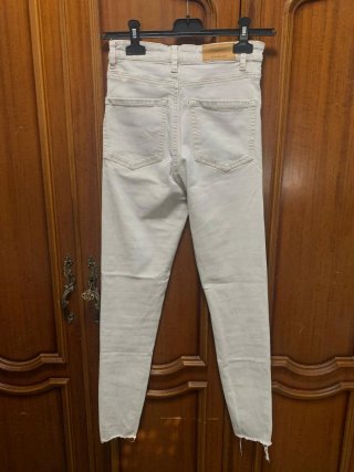 Pantalón vaquero grisáceo de Stradivarius