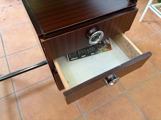 Escritorio madera y metal con cajones.