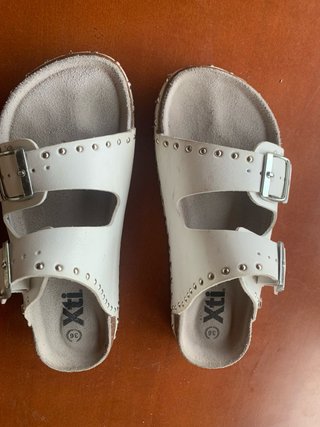 Sandalias niña Xti blancas tachuelas T36