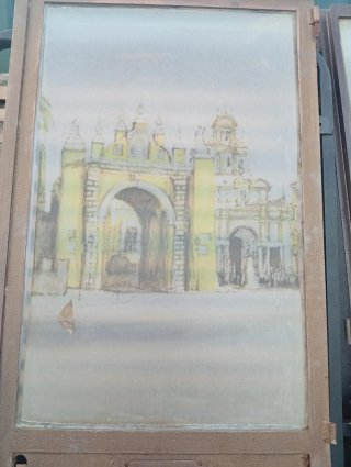 Puerta antigua con cristal decorado