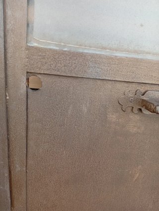Puerta antigua con cristal decorado