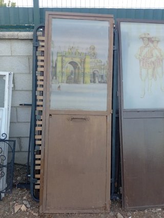 Puerta antigua con cristal decorado
