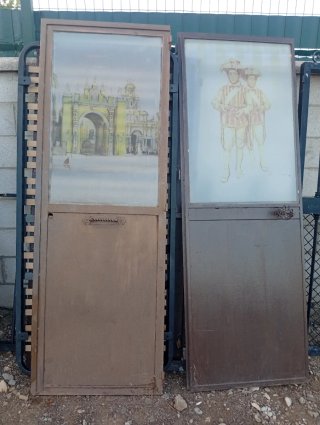 Puerta antigua con cristal decorado
