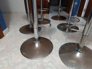 Taburetes de bar plateados y blancos