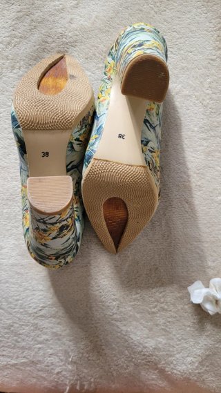 Zapatos de tacón floral talla 38 Precio 20 euros.